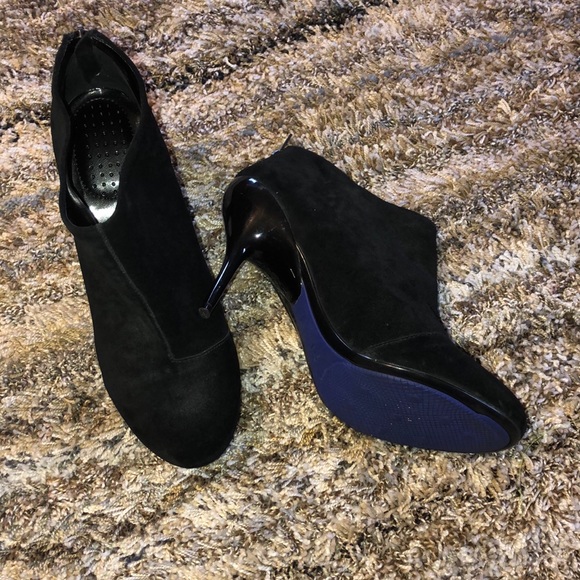 💖 Adorable Reaction Kenneth Cole Heeled Booties. - Picture 1 of 5